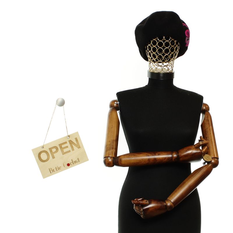 Fashion, accesorii si bijuterii - Femei - Accesorii femei - Caciuli si palarii femei - Bereta de dama, din lana, Evita, one size, model floral impaslit, Negru - BSC795 - Infinity.ro