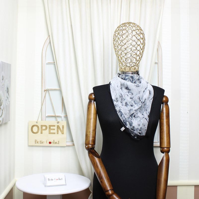 Fashion, accesorii si bijuterii - Femei - Accesorii femei - Esarfe si fulare femei - Esarfa de dama, Buticcochet, 60x60 cm, 40% matase 60% poliester, imprimeu floral, Negru - ES2147 - Infinity.ro