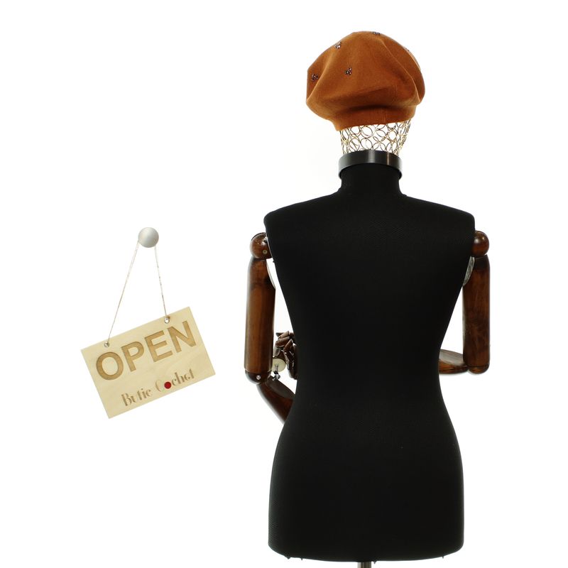 Fashion, accesorii si bijuterii - Femei - Accesorii femei - Caciuli si palarii femei - Bereta de dama, Buticcochet, din acril si vascoza, model cu strasuri, one size, Maro - BSC736 - Infinity.ro
