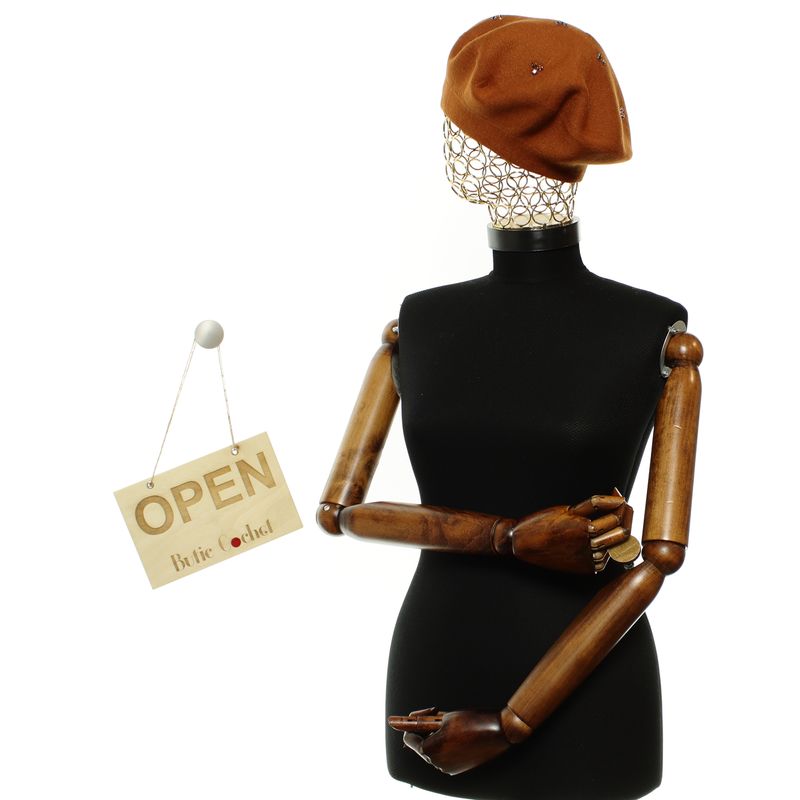 Fashion, accesorii si bijuterii - Femei - Accesorii femei - Caciuli si palarii femei - Bereta de dama, Buticcochet, din acril si vascoza, model cu strasuri, one size, Maro - BSC736 - Infinity.ro