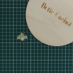 Market - Cadouri - Martisoare - Accesoriu dama, Brosa, din metal, Buticcochet, 3 cm, model Albina cu strasuri, Verde - MR649 - Infinity.ro