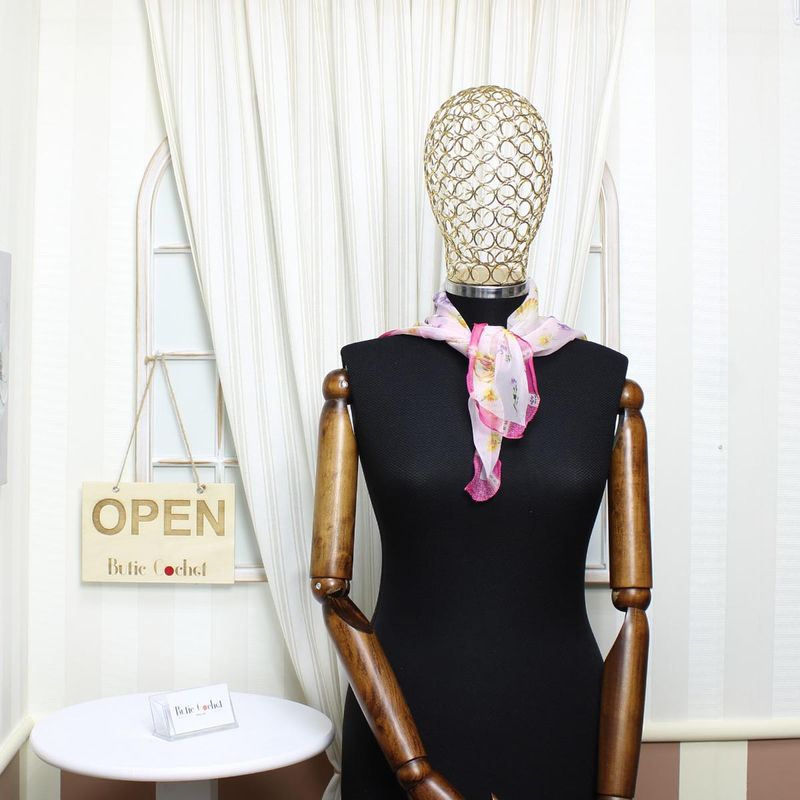 Fashion, accesorii si bijuterii - Femei - Accesorii femei - Esarfe si fulare femei - Esarfa de dama, Buticcochet, 60x60 cm, 40% matase 60% poliester, cu imprimeu floral, Roz pal - ES2022 - Infinity.ro