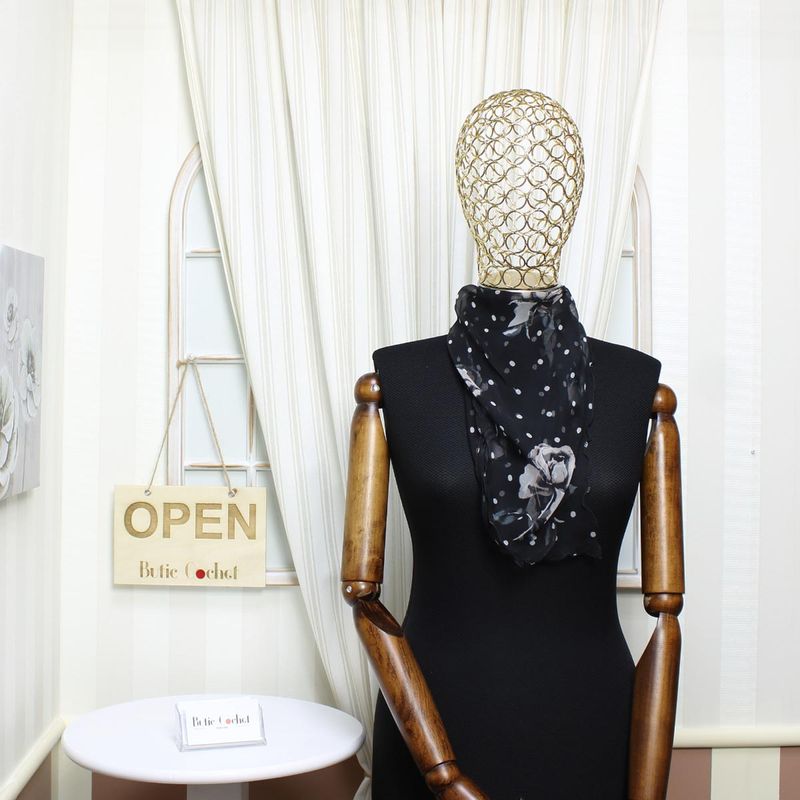 Fashion, accesorii si bijuterii - Femei - Accesorii femei - Esarfe si fulare femei - Esarfa de dama, Buticcochet, 60x60 cm, 40% matase 60% poliester, cu imprimeu cu flori, Negru - ES2134 - Infinity.ro