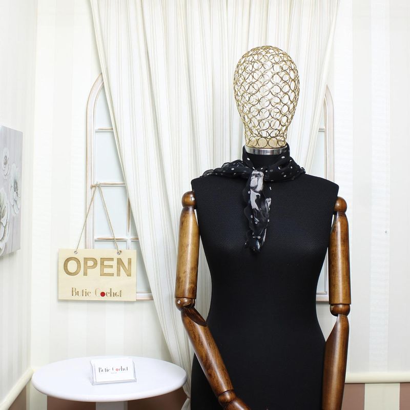 Fashion, accesorii si bijuterii - Femei - Accesorii femei - Esarfe si fulare femei - Esarfa de dama, Buticcochet, 60x60 cm, 40% matase 60% poliester, cu imprimeu cu flori, Negru - ES2134 - Infinity.ro