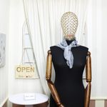 Fashion, accesorii si bijuterii - Femei - Accesorii femei - Esarfe si fulare femei - Esarfa de dama, Buticcochet, 60x60 cm, 40% matase 60% poliester, imprimeu floral, Gri - ES2152 - Infinity.ro