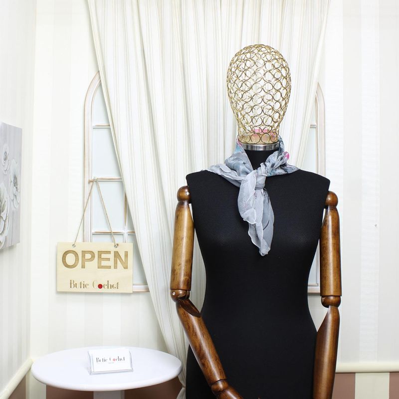Fashion, accesorii si bijuterii - Femei - Accesorii femei - Esarfe si fulare femei - Esarfa de dama, Buticcochet, 60x60 cm, 40% matase 60% poliester, imprimeu floral, Gri - ES2152 - Infinity.ro