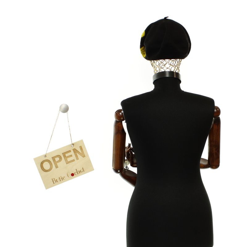 Fashion, accesorii si bijuterii - Femei - Accesorii femei - Caciuli si palarii femei - Bereta de dama, din lana, Evita, one size, model floral impaslit, Negru - BSC798 - Infinity.ro