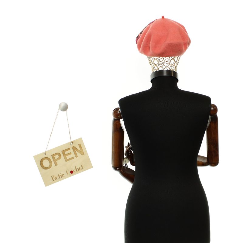 Fashion, accesorii si bijuterii - Femei - Accesorii femei - Caciuli si palarii femei - Bereta de dama, din lana, Evita, one size, model floral impaslit, Corai - BSC812 - Infinity.ro