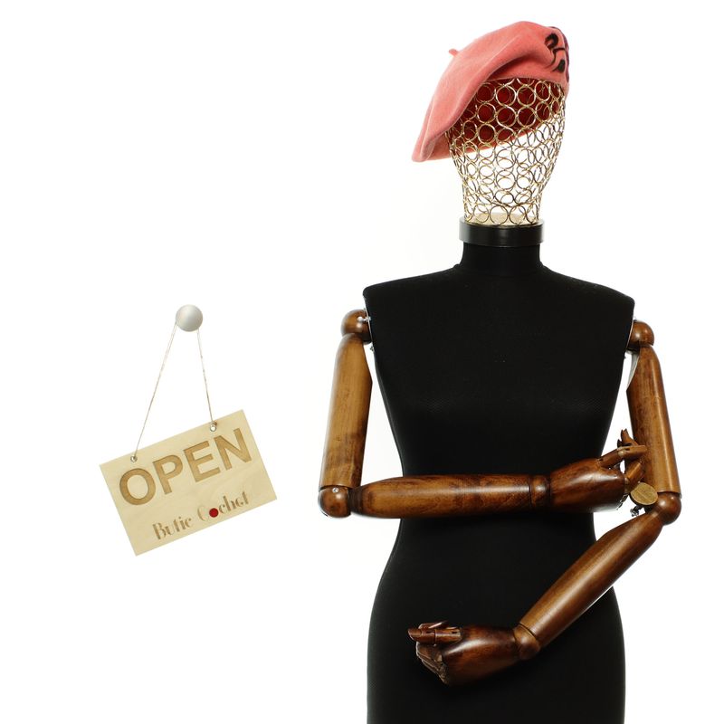 Fashion, accesorii si bijuterii - Femei - Accesorii femei - Caciuli si palarii femei - Bereta de dama, din lana, Evita, one size, model floral impaslit, Corai - BSC812 - Infinity.ro