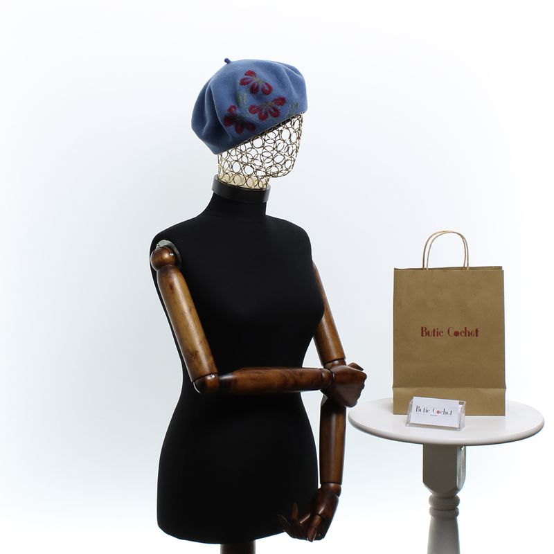 Fashion, accesorii si bijuterii - Femei - Accesorii femei - Caciuli si palarii femei - Bereta de dama, din lana, Evita, one size, model floral din lana impaslita, Albastru - BSC630 - Infinity.ro