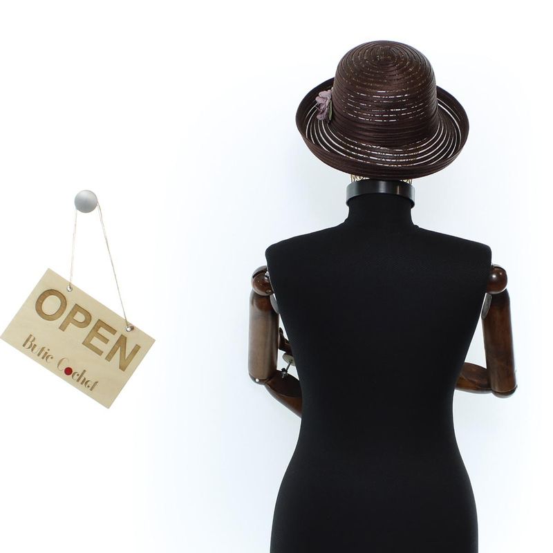Fashion, accesorii si bijuterii - Femei - Accesorii femei - Caciuli si palarii femei - Palarie de dama, din poliester, Buticcochet, cu dungi si flori decorative, bor mic, One size, Maro - PAL1647 - Infinity.ro