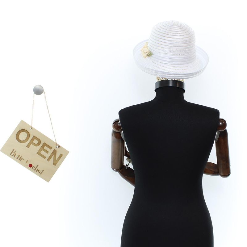 Fashion, accesorii si bijuterii - Femei - Accesorii femei - Caciuli si palarii femei - Palarie de dama, din poliester, Buticcochet, cu dungi si flori decorative, bor mic, One size, Alb - PAL1645 - Infinity.ro