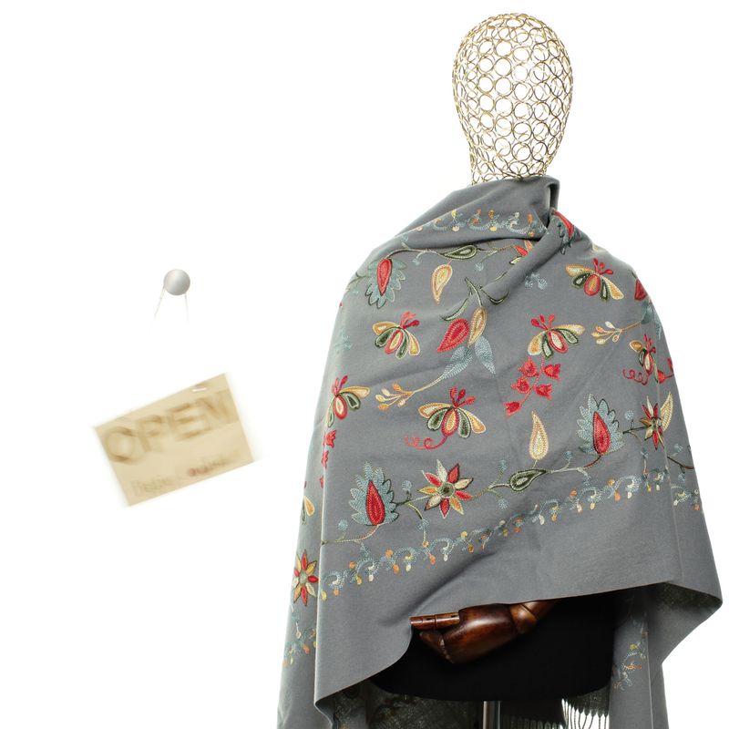 Fashion, accesorii si bijuterii - Femei - Accesorii femei - Esarfe si fulare femei - Esarfa de dama, din lana, Buticcochet, model cu broderie, 70x190 cm, Gri - ES3212 - Infinity.ro
