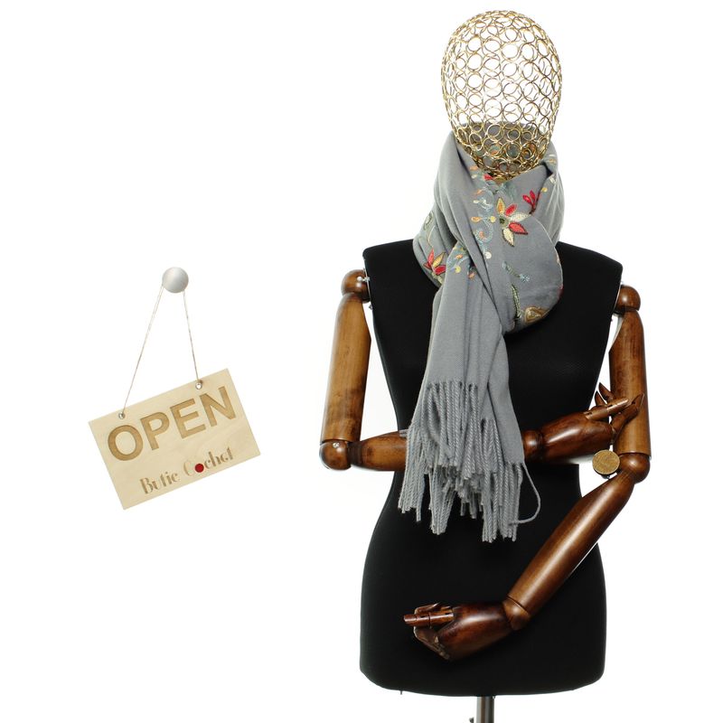 Fashion, accesorii si bijuterii - Femei - Accesorii femei - Esarfe si fulare femei - Esarfa de dama, din lana, Buticcochet, model cu broderie, 70x190 cm, Gri - ES3212 - Infinity.ro
