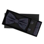 Fashion, accesorii si bijuterii - Barbati - Accesorii barbati - Cravate si papioane barbati - Set 3 piese, papion, butoni si batista, pentru barbati, Albastru cu buline roz-  SETP210 - Infinity.ro