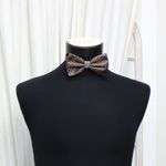 Fashion, accesorii si bijuterii - Barbati - Accesorii barbati - Cravate si papioane barbati - Set 3 piese, papion, butoni si batista, pentru barbati, ButicCochet, imprimeu stilizat, Maro - SETP254 - Infinity.ro