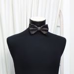 Fashion, accesorii si bijuterii - Barbati - Accesorii barbati - Cravate si papioane barbati - Set 3 piese, papion, butoni si batista, pentru barbati, ButicCochet, imprimeu stilizat, kaki - SETP263 - Infinity.ro