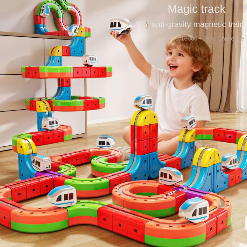 Jucarii, Copii si Bebe - Jucarii si jocuri - Vehicule si jucarii cu telecomanda - Trenulete de jucarie - Set Tren Magnetic 3D cu 150 Piese, Traseu cu Pante, Bucla, Poduri si Cuburi Colorate, Jucarie Educativa, 3-8 ani - Infinity.ro