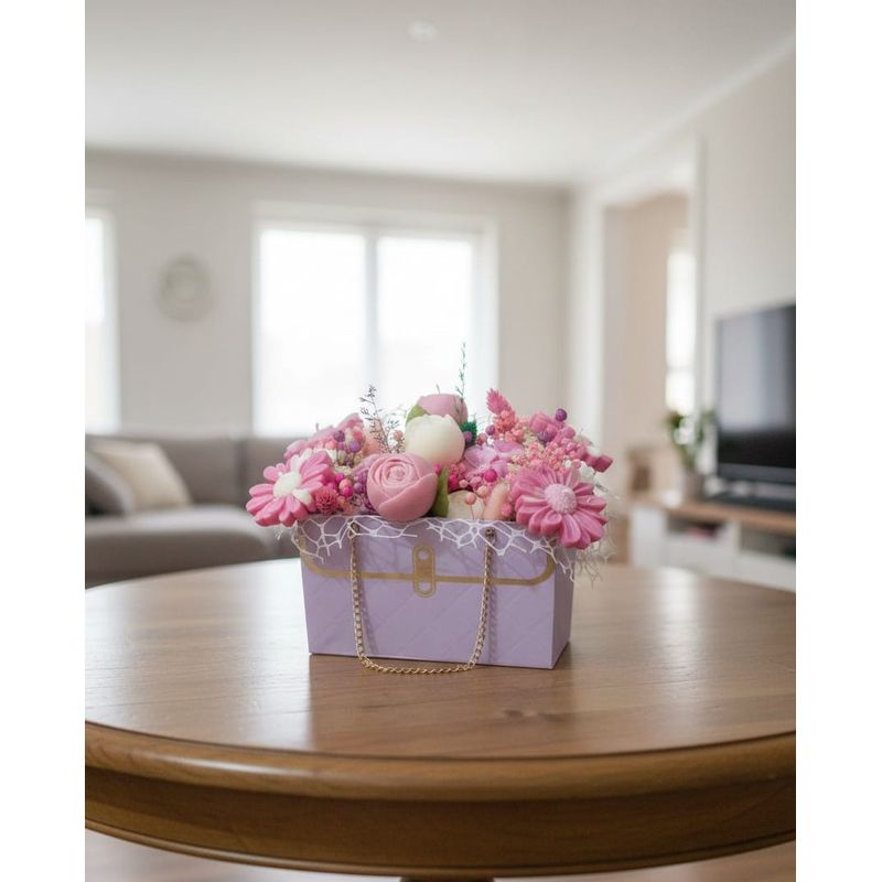 Casa si Gradina - Decoratiuni - Aromaterapie si lumanari - Lumanari si candele - Aranjament Floral cu Lumanari Parfumate în Poseta Violet, Flori Roz, 10x10, 5x15cm - Infinity.ro