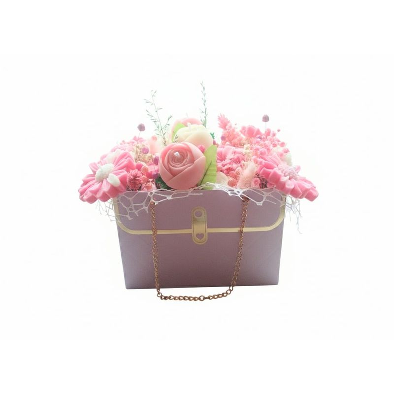 Casa si Gradina - Decoratiuni - Aromaterapie si lumanari - Lumanari si candele - Aranjament Floral cu Lumanari Parfumate în Poseta Violet, Flori Roz, 10x10, 5x15cm - Infinity.ro