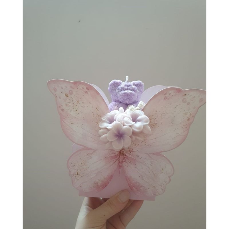 Casa si Gradina - Decoratiuni - Aromaterapie si lumanari - Lumanari si candele - Aranjament Cadou cu Lumânări din Ceară de Soia Naturală Parfumată, Model Fluture – Culoare: Mov - Infinity.ro