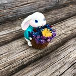 Market - Cadouri - Flori si aranjamente - Decoratiune pentru interior, iepuras de Paste cu cosulet plin cu flori uscate, din marmura, handmade, 8 cm - Infinity.ro