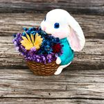 Market - Cadouri - Flori si aranjamente - Decoratiune pentru interior, iepuras de Paste cu cosulet plin cu flori uscate, din marmura, handmade, 8 cm - Infinity.ro