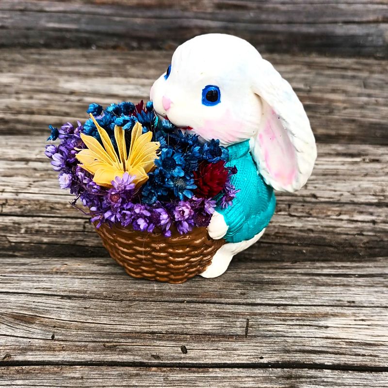 Market - Cadouri - Flori si aranjamente - Decoratiune pentru interior, iepuras de Paste cu cosulet plin cu flori uscate, din marmura, handmade, 8 cm - Infinity.ro