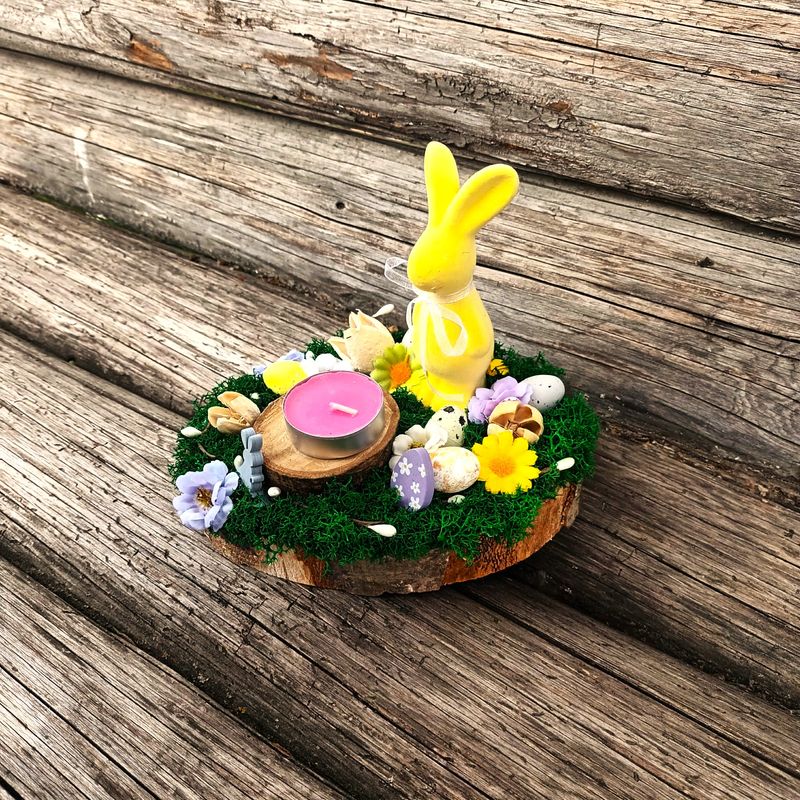 Market - Cadouri - Flori si aranjamente - Decoratiune pentru interior, aranjament cu licheni stabilizati si iepuras ceramic de Paste, cu lumanare, 18 cm - Infinity.ro