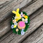 Market - Cadouri - Flori si aranjamente - Decoratiune pentru interior, aranjament cu licheni stabilizati si iepuras ceramic de Paste, cu lumanare, 18 cm - Infinity.ro