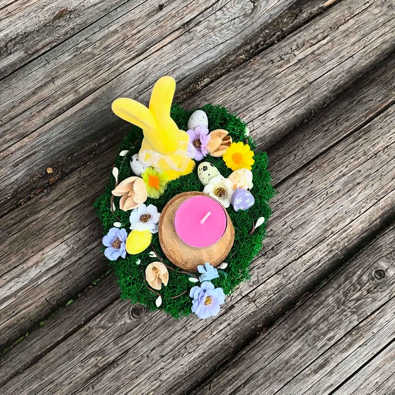 Market - Cadouri - Flori si aranjamente - Decoratiune pentru interior, aranjament cu licheni stabilizati si iepuras ceramic de Paste, cu lumanare, 18 cm - Infinity.ro