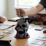 Jucarii, Copii si Bebe - Jucarii si jocuri - Jocuri si puzzle - Jocuri de societate - Turn de Zaruri Fantezie cu Craniu si Tentacule, Gri, 13 cm - Infinity.ro