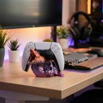 PC, gaming si accesorii - Gaming - Accesorii gaming - Accesorii console gaming - Suport Controller cu Design Craniu si Sarpe, Mov, 12 cm - Infinity.ro