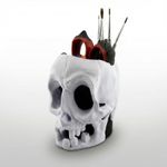 Carti si Birotica - Birotica - Accesorii de birou - Suporturi accesorii birou - Suport Pixuri Gothic Craniu, Alb, 12 cm - Infinity.ro