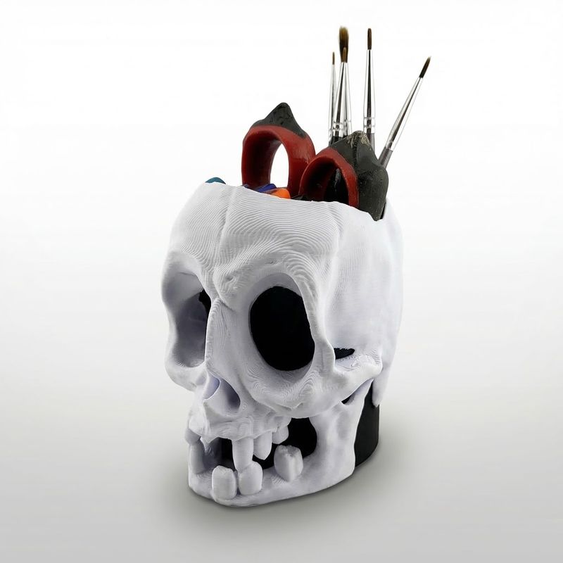 Carti si Birotica - Birotica - Accesorii de birou - Suporturi accesorii birou - Suport Pixuri Gothic Craniu, Alb, 12 cm - Infinity.ro