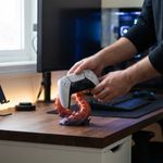 PC, gaming si accesorii - Gaming - Accesorii gaming - Accesorii console gaming - Suport controller tentacular, rosu, 13 cm - Infinity.ro