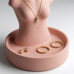 Fashion, accesorii si bijuterii - Femei - Bijuterii femei - Cutii bijuterii - Suport Bijuterii Silueta Minimalista cu Tava, Roz Pudrat, 19 cm - Infinity.ro