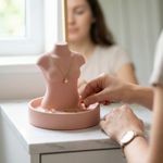 Fashion, accesorii si bijuterii - Femei - Bijuterii femei - Cutii bijuterii - Suport Bijuterii Silueta Minimalista cu Tava, Roz Pudrat, 19 cm - Infinity.ro