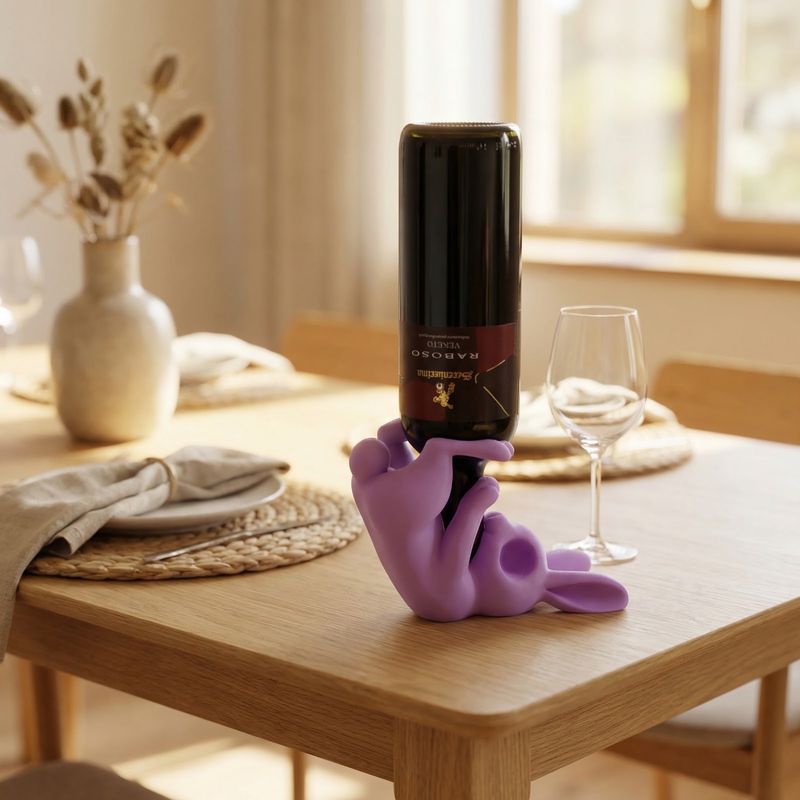 Casa si Gradina - Bucatarie si vesela - Accesorii bar - Suporturi bauturi - Suport Sticla de Vin Iepure Jucaus, Mov, 20 cm - Infinity.ro