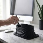Carti si Birotica - Birotica - Accesorii de birou - Suporturi accesorii birou - Organizator birou sculptural, negru, 17 cm, design cu efect de drapaj - Infinity.ro
