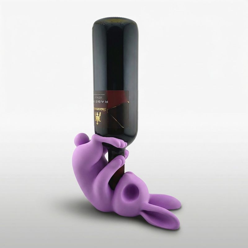 Casa si Gradina - Bucatarie si vesela - Accesorii bar - Suporturi bauturi - Suport Sticla de Vin Iepure Jucaus, Mov, 20 cm - Infinity.ro