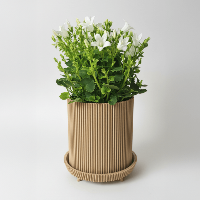 Casa si Gradina - Gradinarit si plante - Plante si ghivece - Ghivece si suporturi - Ghiveci decorativ Vertical Lines, Desert Beige, materiale eco friendly, cu tavita lipita, plastic PLA, diametru 12cm, inaltime 15cm - Infinity.ro