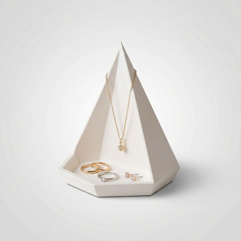 Fashion, accesorii si bijuterii - Femei - Bijuterii femei - Cutii bijuterii - Tavita pentru Bijuterii cu Forma Piramidala, Alb, 16 cm - Infinity.ro