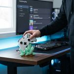 PC, gaming si accesorii - Gaming - Accesorii gaming - Accesorii console gaming - Suport Controller Cristalin, Verde, 13 cm - Infinity.ro