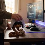 PC, gaming si accesorii - Gaming - Accesorii gaming - Accesorii console gaming - Suport Controller cu Diorama Horror, Maro/Bej, 17 cm - Infinity.ro
