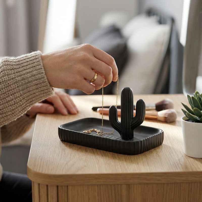 Fashion, accesorii si bijuterii - Femei - Bijuterii femei - Cutii bijuterii - Tavita Organizator Bijuterii cu Suport Cactus, Negru, 18 cm - Infinity.ro