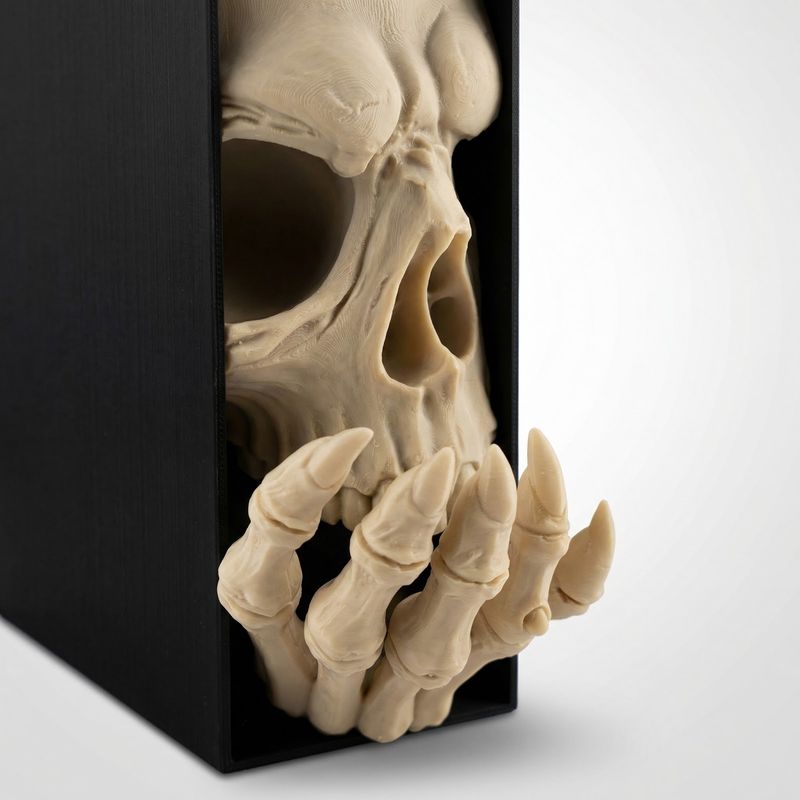 Carti si Birotica - Carti - Accesorii pentru cititori - Suport Carte Decorativ Book Nook, Craniu si Mana, Bej, 17 cm - Infinity.ro