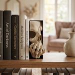 Carti si Birotica - Carti - Accesorii pentru cititori - Suport Carte Decorativ Book Nook, Craniu si Mana, Bej, 17 cm - Infinity.ro