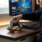 PC, gaming si accesorii - Gaming - Accesorii gaming - Accesorii console gaming - Suport Controller cu Tentacule Decorativ, Verde Orange, 21 cm - Infinity.ro