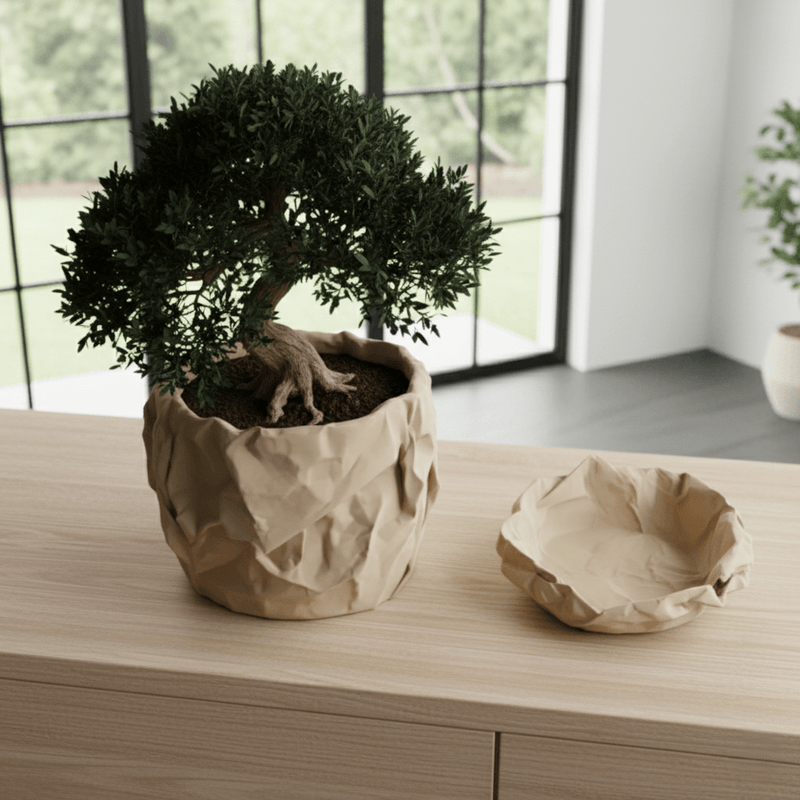 Casa si Gradina - Gradinarit si plante - Plante si ghivece - Ghivece si suporturi - Set Ghiveci decorativ si Tava de chei Crumpled Design, culoare Sandstone Beige, plastic PLA, ghiveci diametru 12cm, inaltime 16cm - Infinity.ro